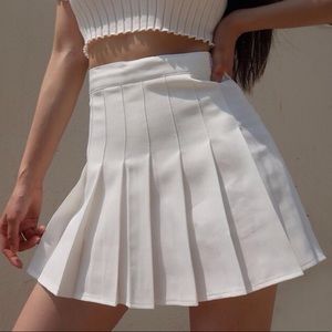 Medium white pleated tennis skirt